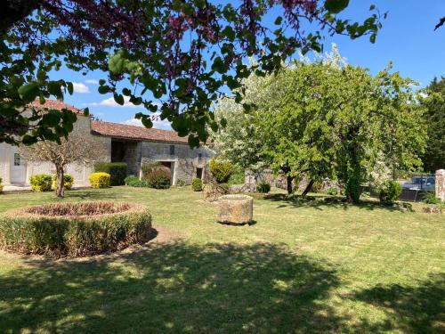 Les Abelins Farmhouse private pool, covered barn