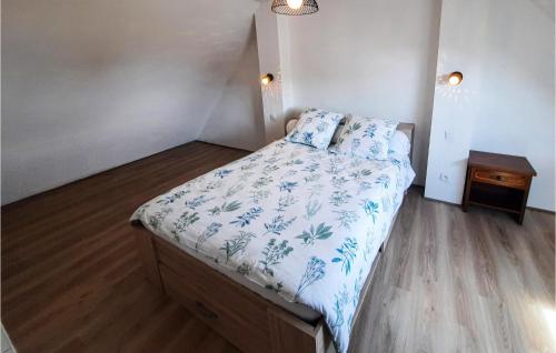 2 Bedroom Lovely Home In Plogoff