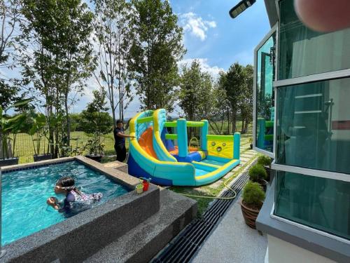 waterpark, 2000m² 4 slaapkamer, 2 privé badkamer Bungalow in Mantin (Laman Jubilee DBayu) in Mantin