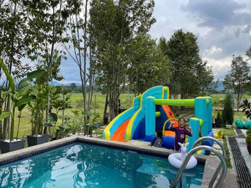 kinderspeeltuin, 2000m² 4 slaapkamer, 2 privé badkamer Bungalow in Mantin (Laman Jubilee DBayu) in Mantin