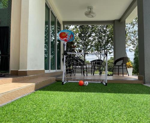 balkon/terras, 2000m² 4 slaapkamer, 2 privé badkamer Bungalow in Mantin (Laman Jubilee DBayu) in Mantin