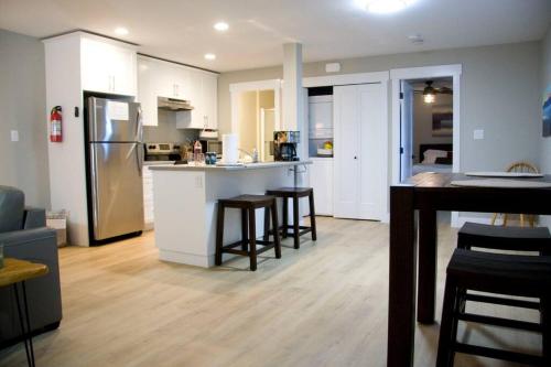 Kitchen, M&M's Maple Bay Mountain Guesthouse near Cusheon Lake