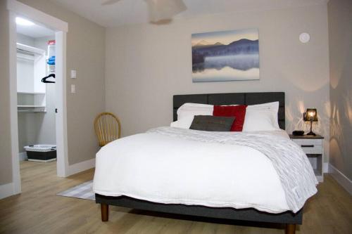 M&M's Maple Bay Mountain Guesthouse near Cusheon Lake