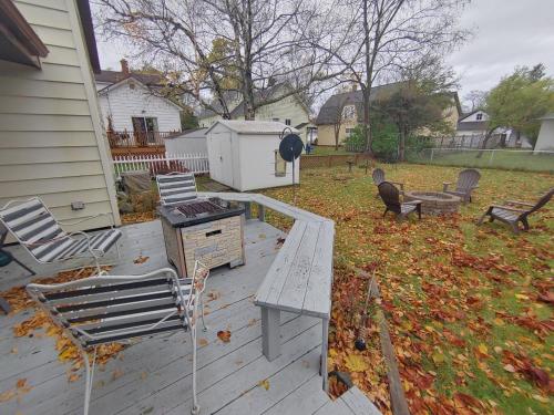 Huge historic, w/large yard & close to beach in Manistee, USA