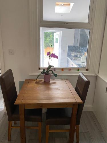 London Road Flats - Free WIFI, washing machine, smart TV, easy access to A50 London Road Flats - Free WIFI, washing machine, smart TV, easy access to A50