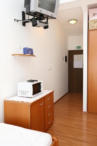 Apartments by the sea Stanici Omis - 10305 - image 11