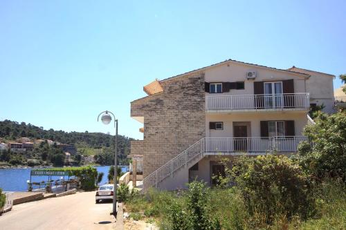  Apartments by the sea Brna, Korcula - 10057, Pension in Smokvica