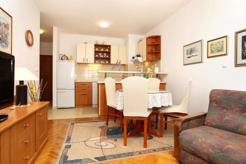 Holiday apartments Omis - 9492 - image 10