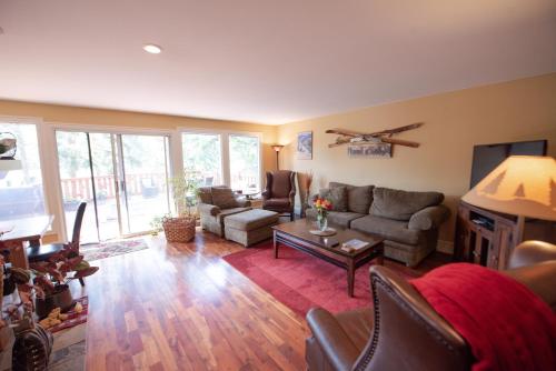 Auberge Kicking Horse Guest House in Downtown Golden