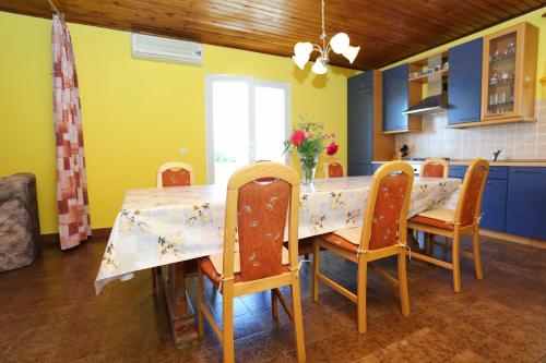 Apartment with Terrace and Sea View image 10