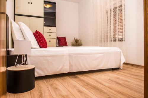Apartments by the sea Kastel Stafilic Kastela - 10264 - image 8