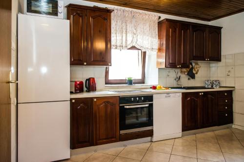 Apartments by the sea Kastel Stafilic Kastela - 10264 - image 13