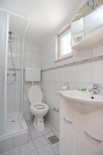 Three-Bedroom Apartment with Terrace and Sea View image 7