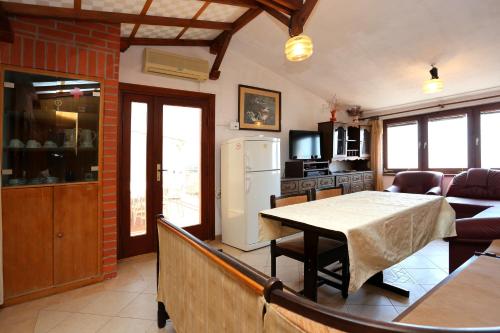 Three-Bedroom Apartment with Terrace and Sea View image 4