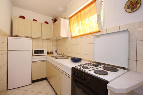 Apartments by the sea Mastrinka Ciovo - 10261 - image 10