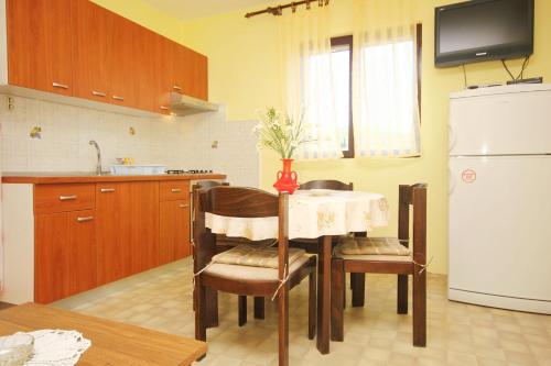 Apartments by the sea Loviste Peljesac - 10182 - image 2