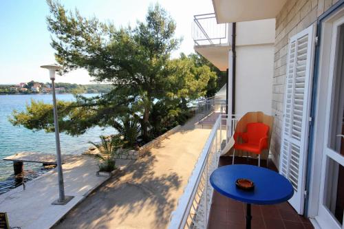 Apartments and rooms by the sea Loviste, Peljesac - 10181