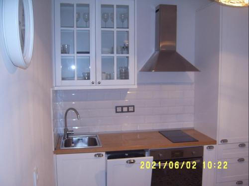 One-Bedroom Apartment with Balcony and Sea View image 4