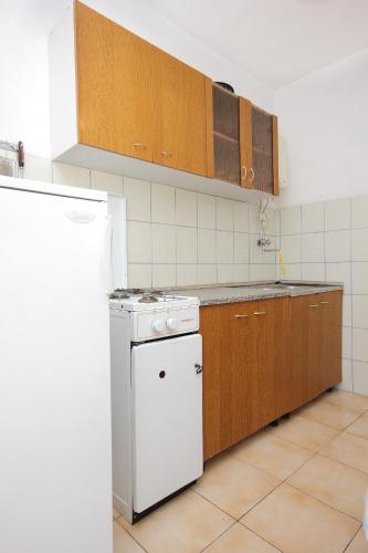 Apartments by the sea Marina Trogir - 9677 - image 10