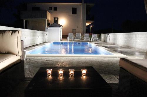  Apartments with a swimming pool Gustirna, Trogir - 11703, Pension in Marina bei Blizna