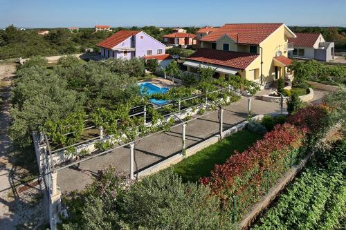 Holiday house with a swimming pool Lozovac, Krka - 11715