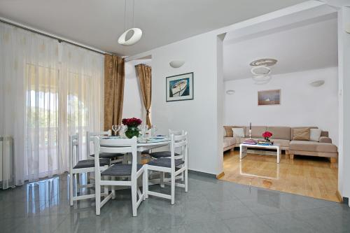 Holiday house with a swimming pool Lozovac Krka - 11715 - image 3