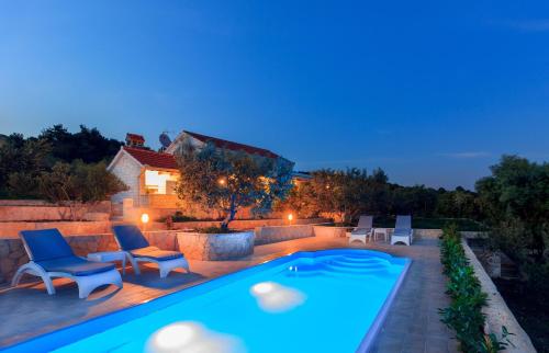 Seaside luxury villa with a swimming pool Cove Siroka, Ciovo - 11749