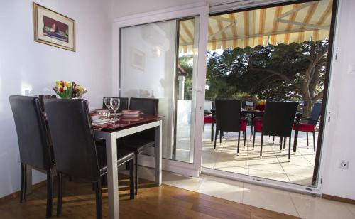 Two-Bedroom Apartment with Terrace and Sea View image 4