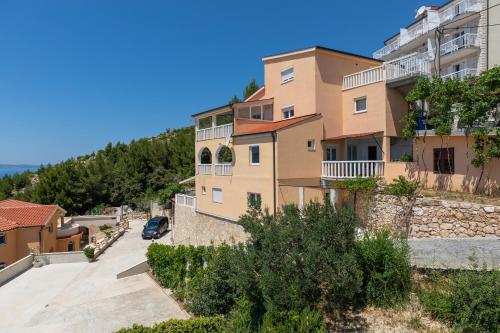  Apartments with a parking space Zavode, Omis - 11861 in Omiš
