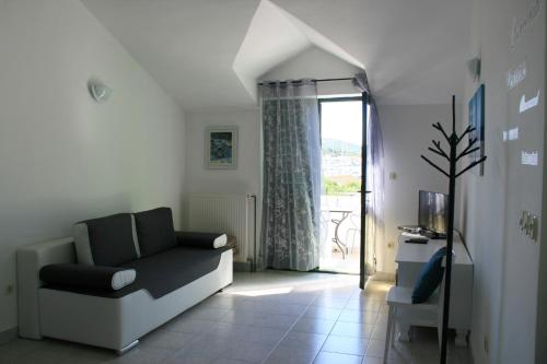 Family friendly seaside apartments Jezera Murter - 9684 - image 8