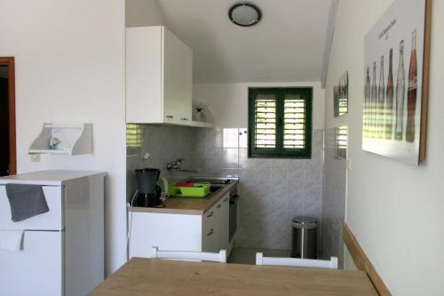 Family friendly seaside apartments Jezera Murter - 9684 - image 10
