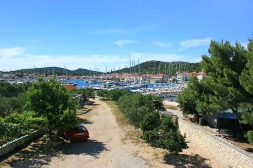 Family friendly seaside apartments Jezera Murter - 9684 - image 13