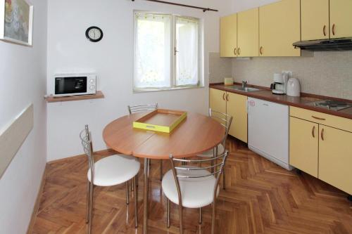 Two-Bedroom Apartment with Terrace and Sea View image 4