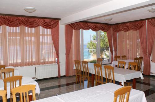 Apartments by the sea Primosten - 9687 - image 8