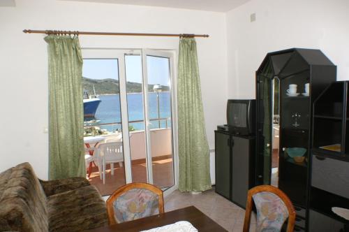 Apartments by the sea Primosten - 9687 - image 11