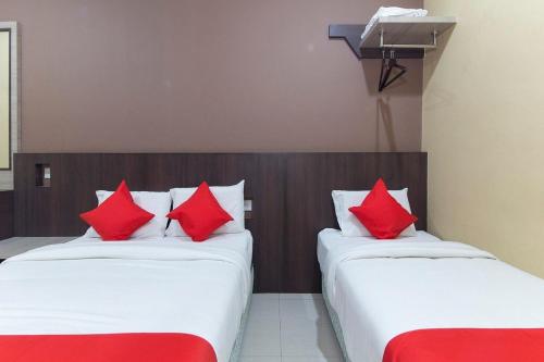 1 double bed, 1 twin bed