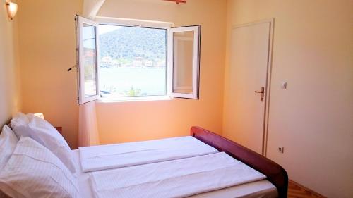 Seaside holiday house Vinisce Trogir - 12066 - image 3