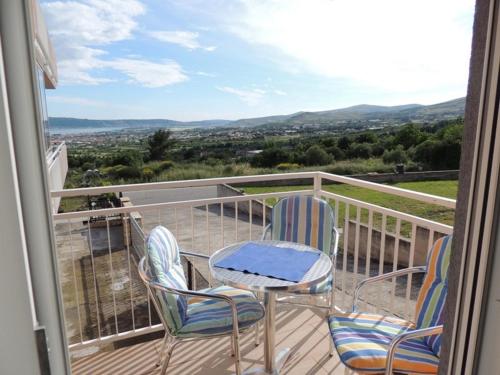 One-Bedroom Apartment with Balcony and Sea View image 1