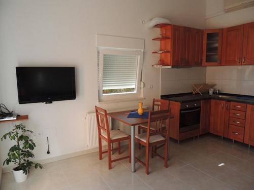 One-Bedroom Apartment with Balcony and Sea View image 2