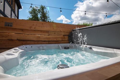 Karstais baseins, Bramble Cottage - Cosy 2 Bed With Deluxe HOT TUB & Log Burner in Burghill