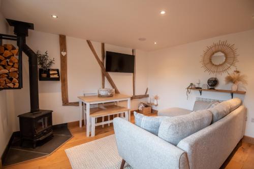 Bramble Cottage - Cosy 2 Bed With Deluxe HOT TUB & Log Burner in Burghill