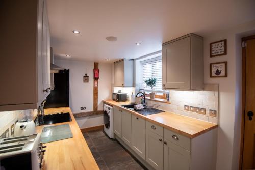 virtuve, Bramble Cottage - Cosy 2 Bed With Deluxe HOT TUB & Log Burner in Burghill