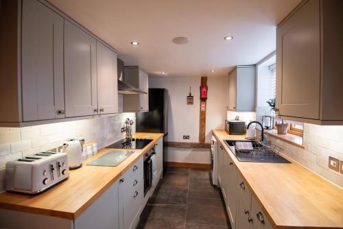 virtuve, Bramble Cottage - Cosy 2 Bed With Deluxe HOT TUB & Log Burner in Burghill