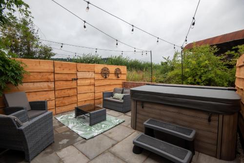 Iekārtas, Bramble Cottage - Cosy 2 Bed With Deluxe HOT TUB & Log Burner in Burghill