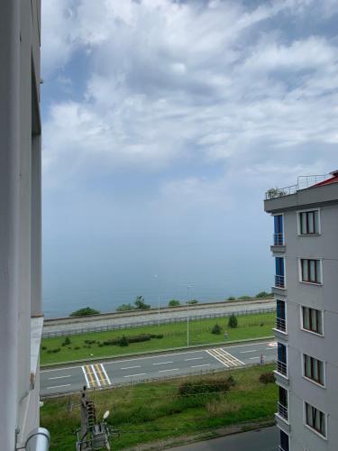 Deniz ve dağ manzaralı daire