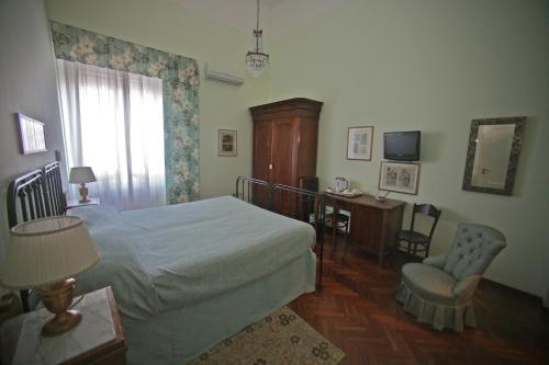Double or Twin Room image 6