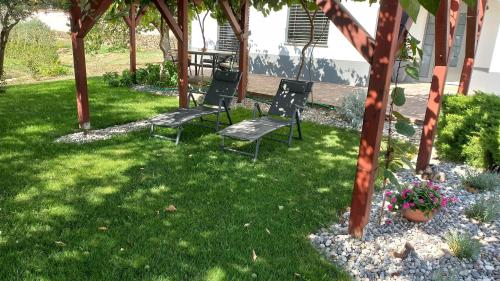 Dārzs, Apartma Nona Roža (Apartma Nona Roza) in Zgornje Škofije