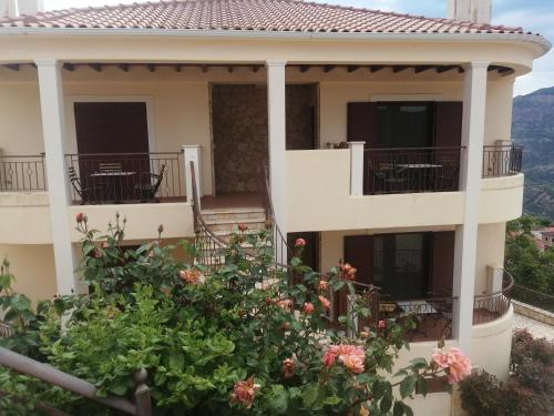 入口, Kallisti Ξενώνας Διακοπτό-Καλάβρυτα (Kallisti Ξενωνας Διακοπτο-Καλαβρυτα) in 迪亞高普圖