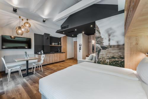 1 queen bed, 1 twin bed