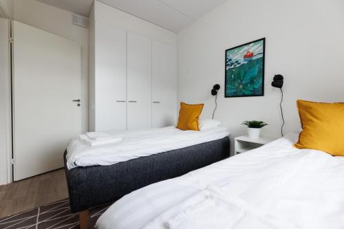 3 twin beds